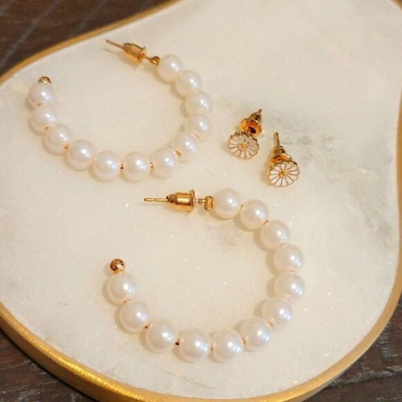 💲6️⃣ Bundled ✔️Faux pearl hoop earrings 2" & sunflower Earrings Hoop & Stud Set - Picture 1 of 5